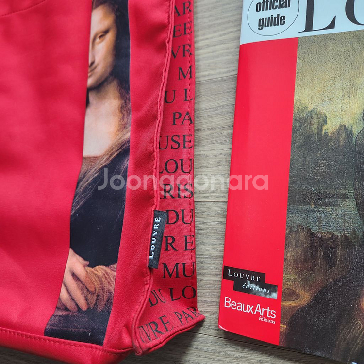 현지에서 사온 루브르박물관 기념책자. 모나리자백 등등--2