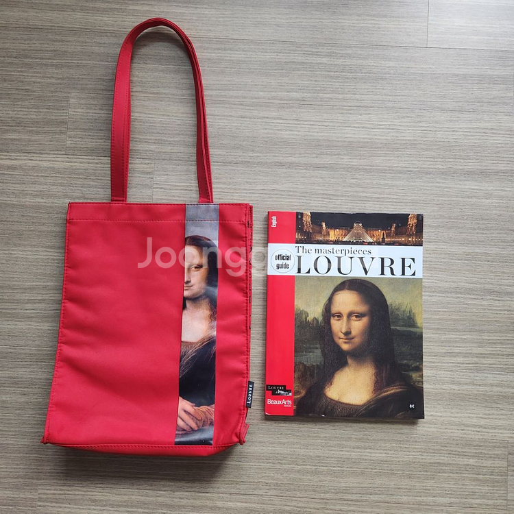 현지에서 사온 루브르박물관 기념책자. 모나리자백 등등--1