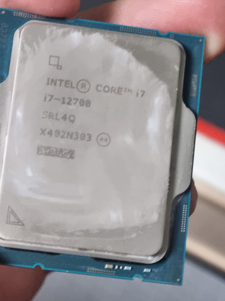 인텔 cpu i7 12700 입니다 쿨러도 드릴게요