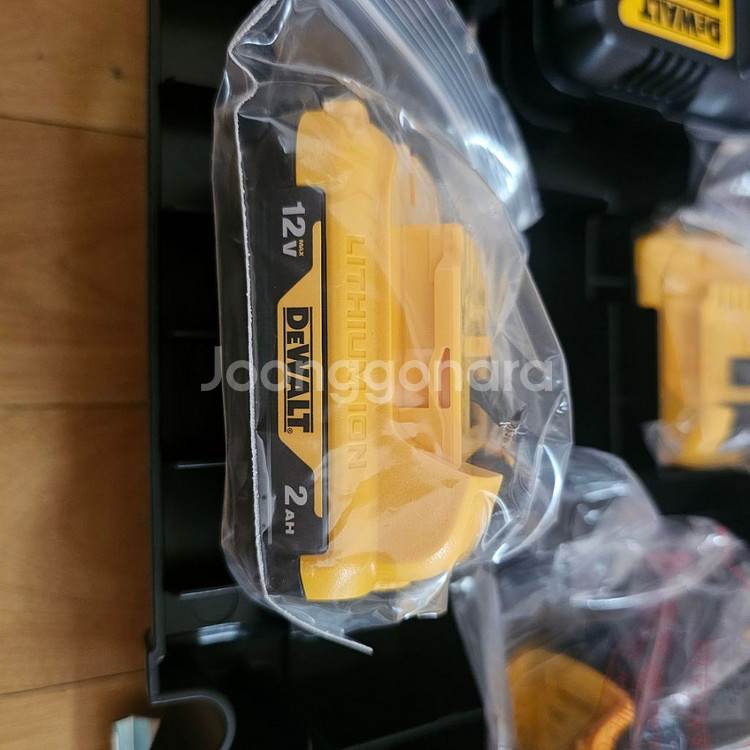 디월트(DEWALT)12V 2.0Ah미개봉--2