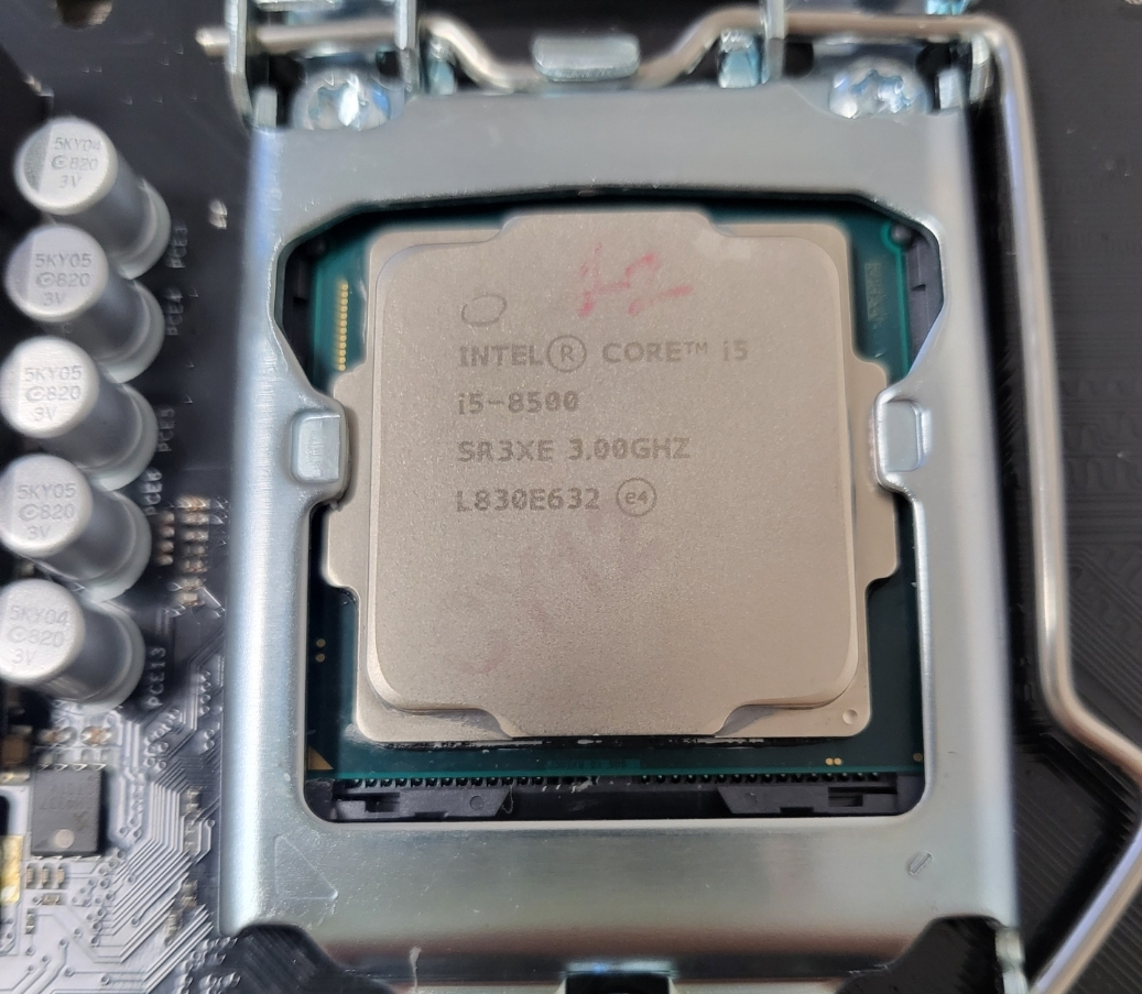 CPU i5-8500 + DDR4 8GB 2개 팝니다.