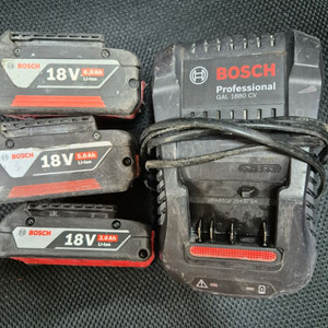 보쉬 18v 정품충전기+ 배터리팩3개 일괄