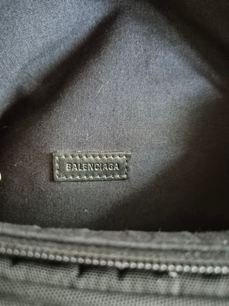 발렌시아가 웨이브로고 힙색 팝니다--3