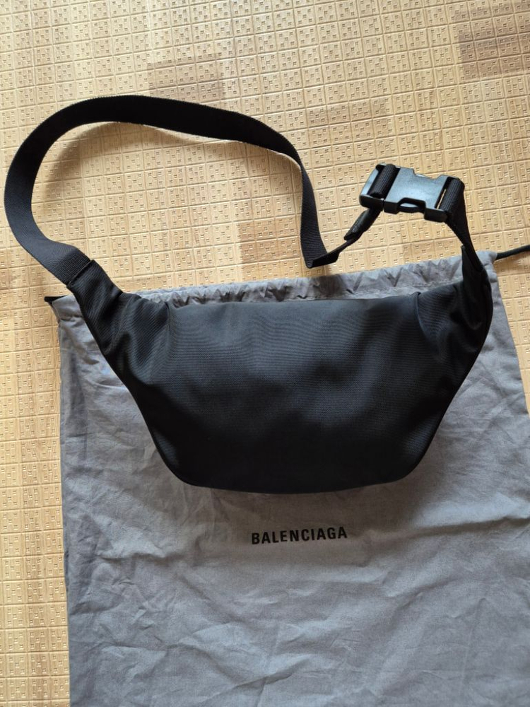 발렌시아가 웨이브로고 힙색 팝니다--4