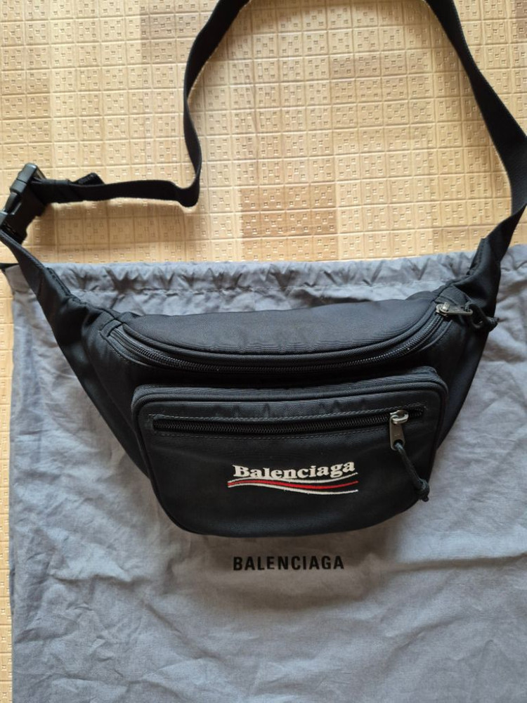 발렌시아가 웨이브로고 힙색 팝니다--7