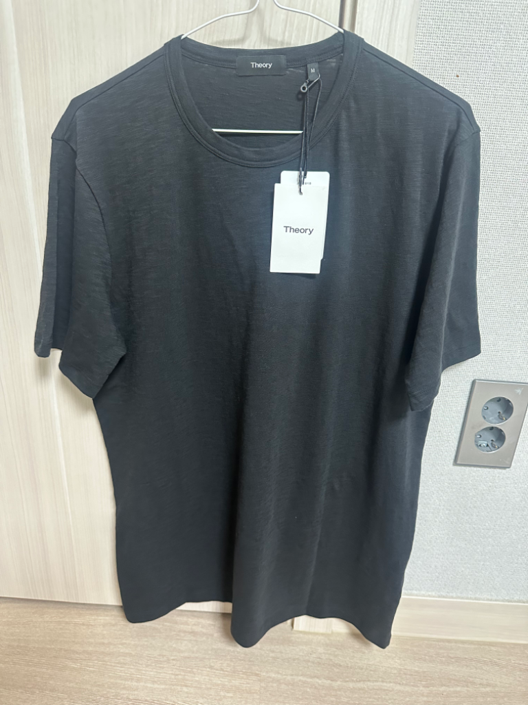 띠어리 에센셜 블랙 레귤러핏 반팔 티셔츠