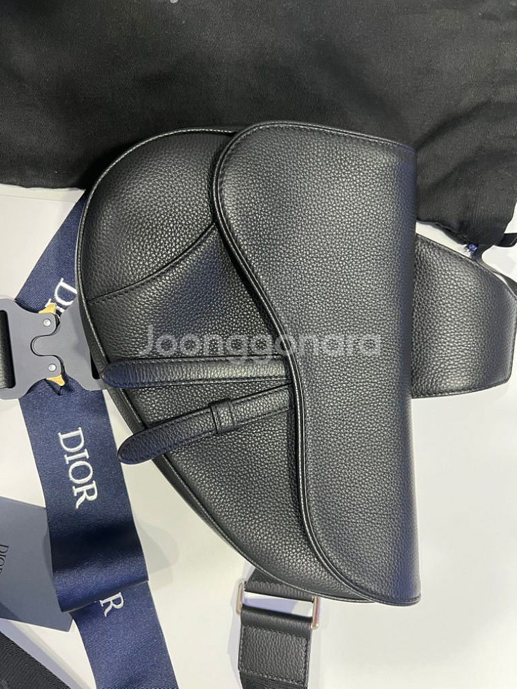 디올 새들백 블랙색상--0
