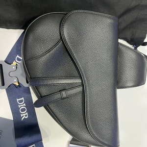 디올 새들백 블랙색상