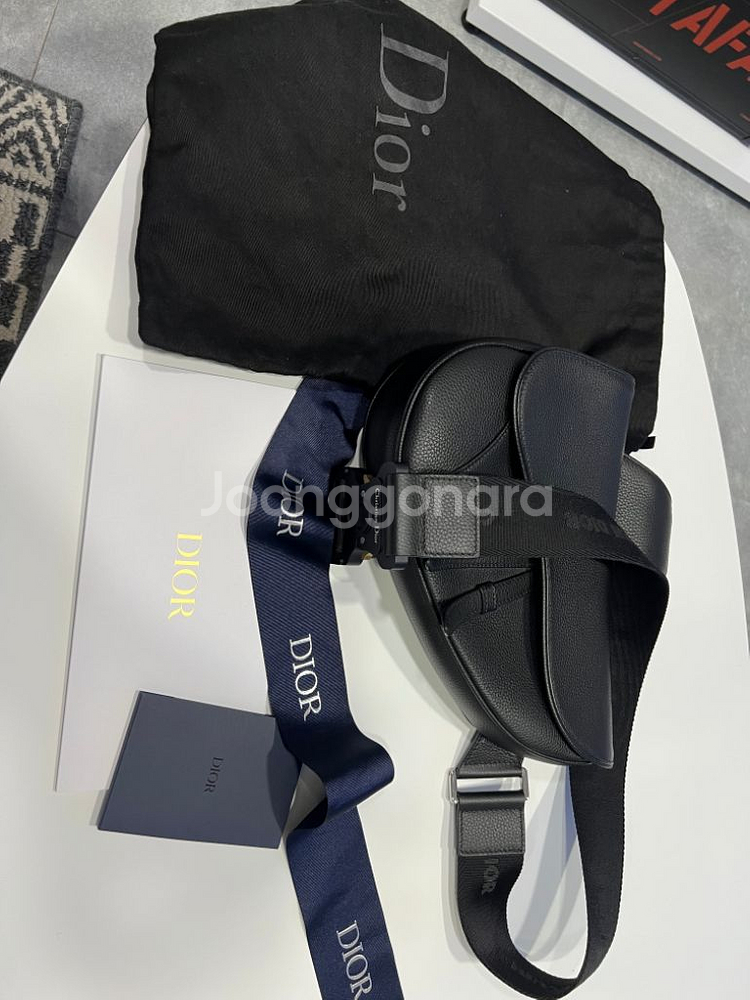 디올 새들백 블랙색상--3
