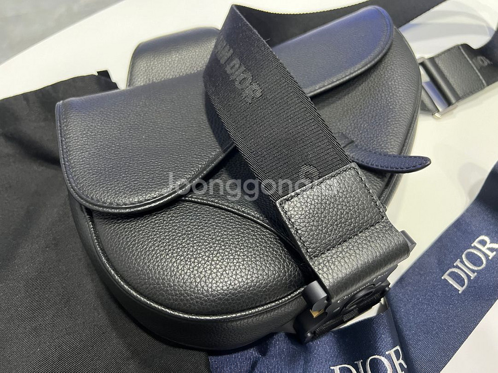 디올 새들백 블랙색상--1
