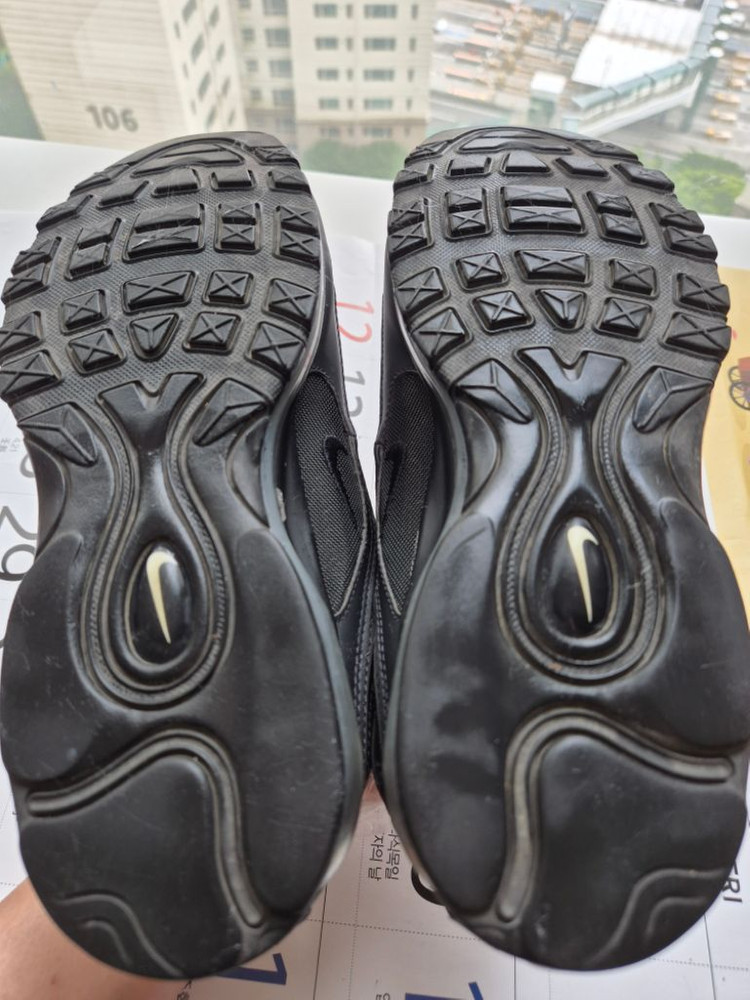 나이키 에어맥스97 트리플블랙 팝니다--2