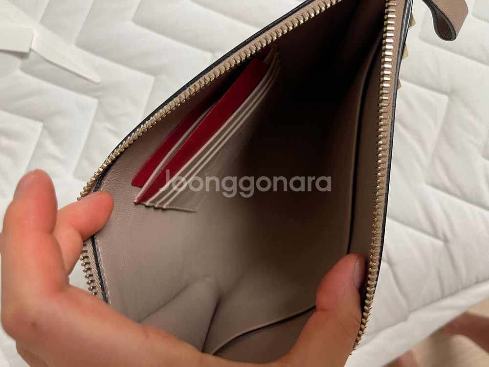 발렌티노 락스터드 파우치--3