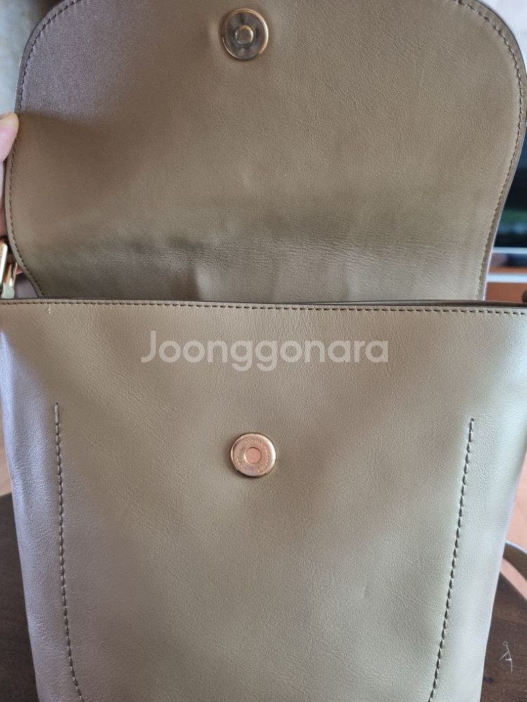 빈폴 가죽 크로스백 팝니다(가격내림)--2