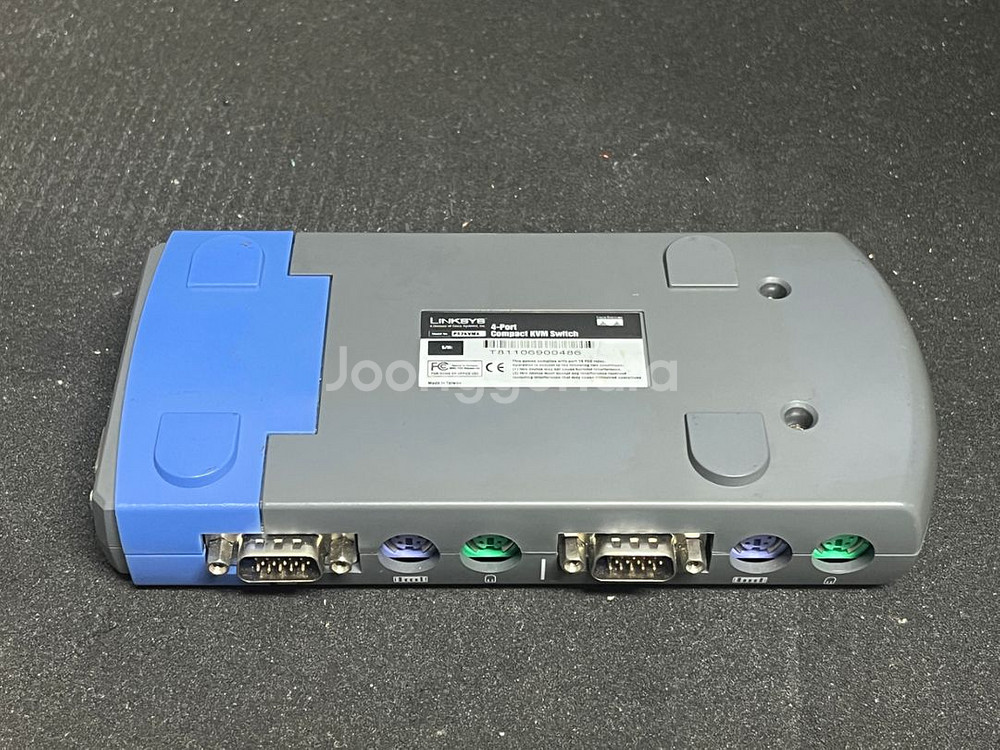 LINKSYS 4-Port KVM Switch--6
