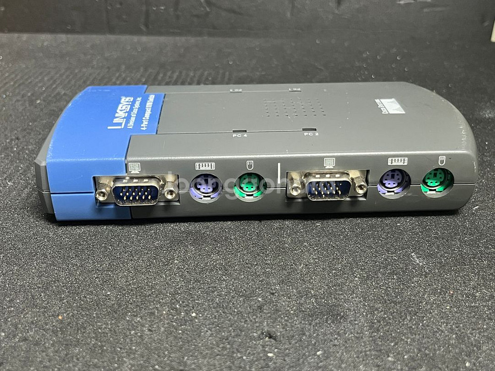 LINKSYS 4-Port KVM Switch--4