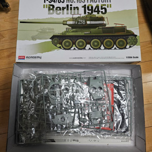 1/35 Tank T-34/85 Berlin 1945