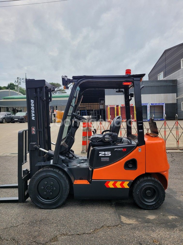 두산 D25S-5중고지게차--1