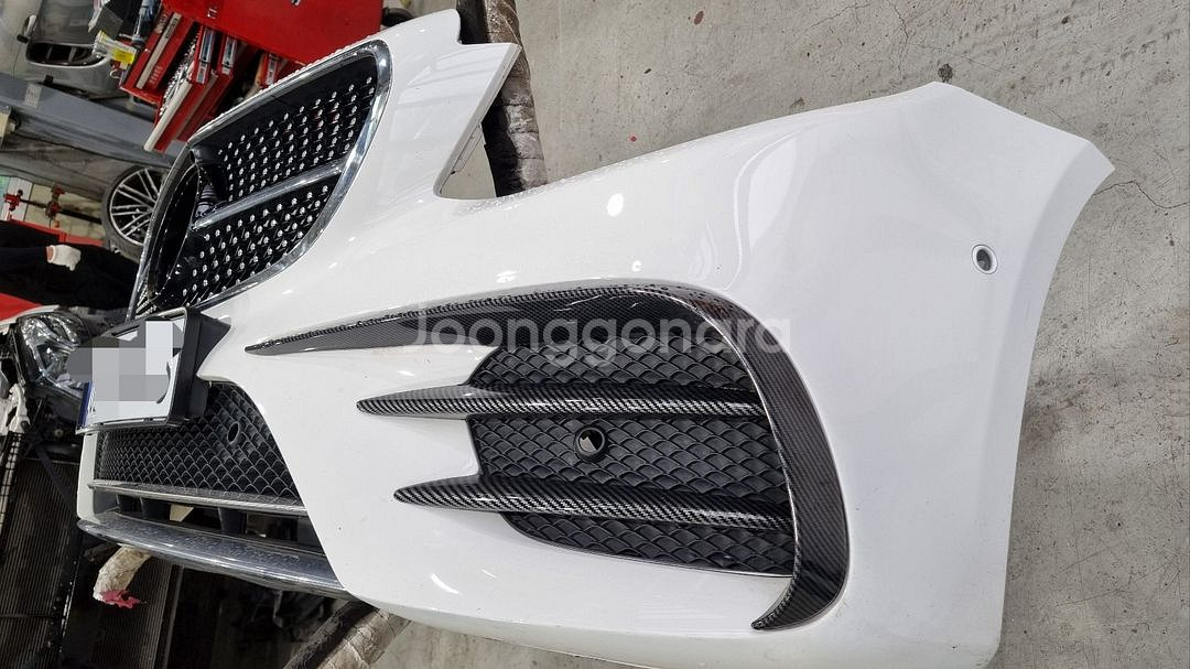 E300 AMG라인 앞범퍼와 그릴 팝니다.--2