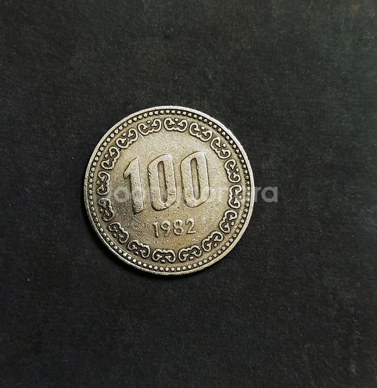 100원 1982년 희귀 에러 동전--1