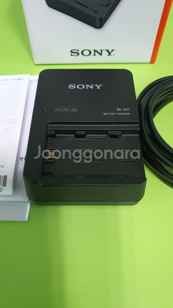 소니 풀프레임 카메라 배터리 충전기--1