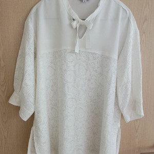 화이트 블라우스