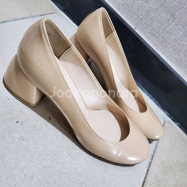 에나멜베이지둥근코구두 5cm 240 누드톤 유광미들힐--1