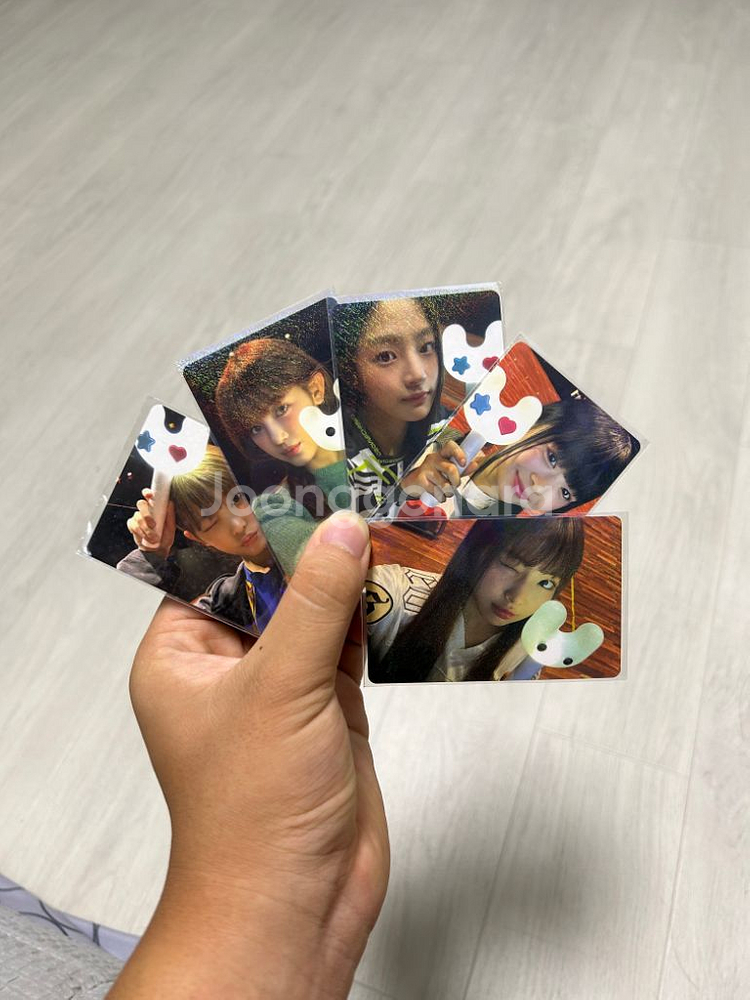 뉴진스 응원봉(빙키봉)+OMG앨범+포카 약20종--1