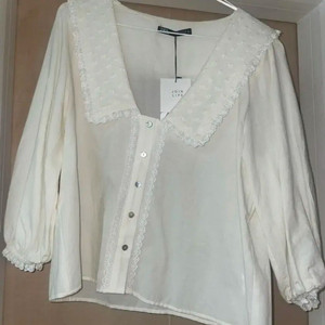 자라 ZARA Blouse with embroidere