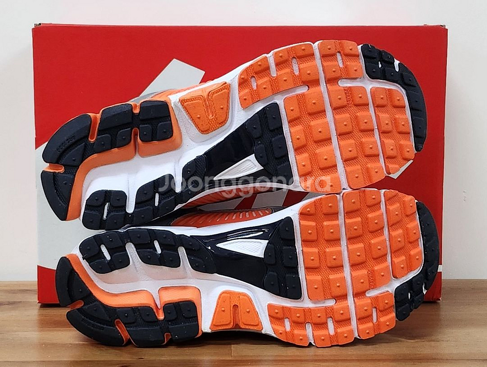 나이키 줌 보메로 5 270--7