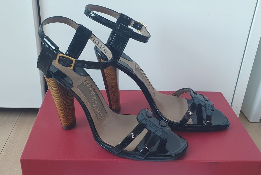정품 페라가모 샌들--1