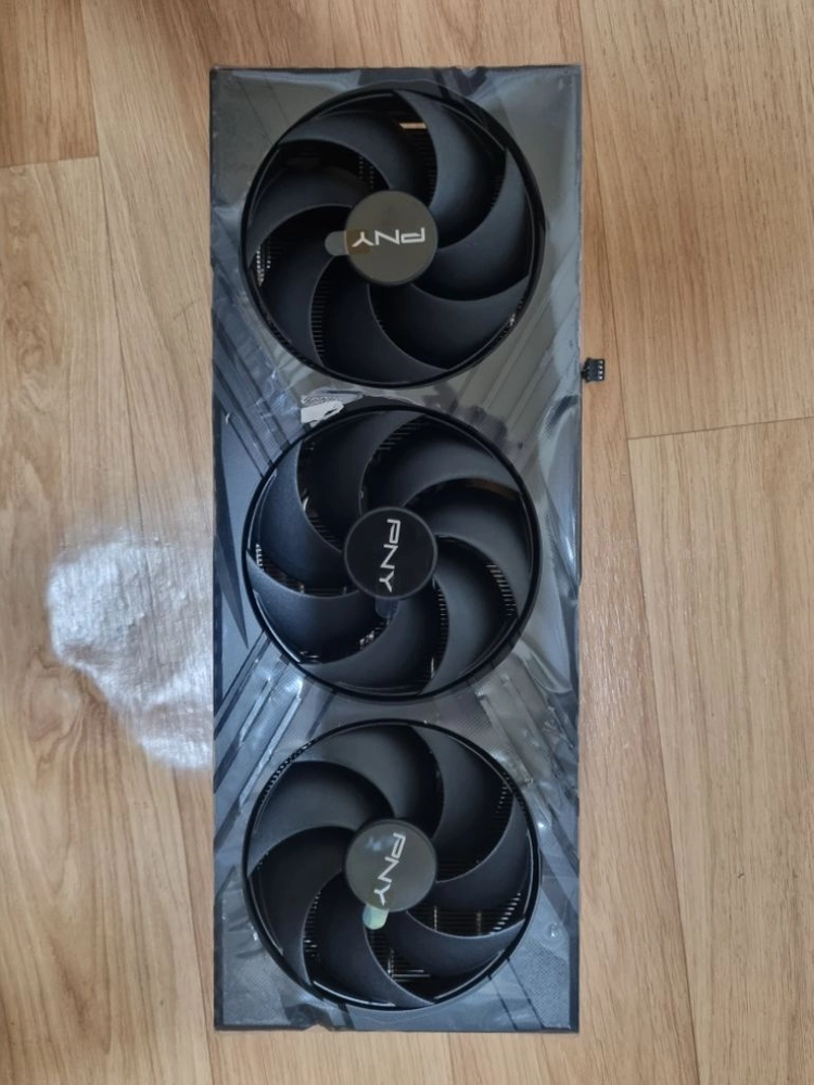 PNY RTX4090 3팬과 방열판 이미지