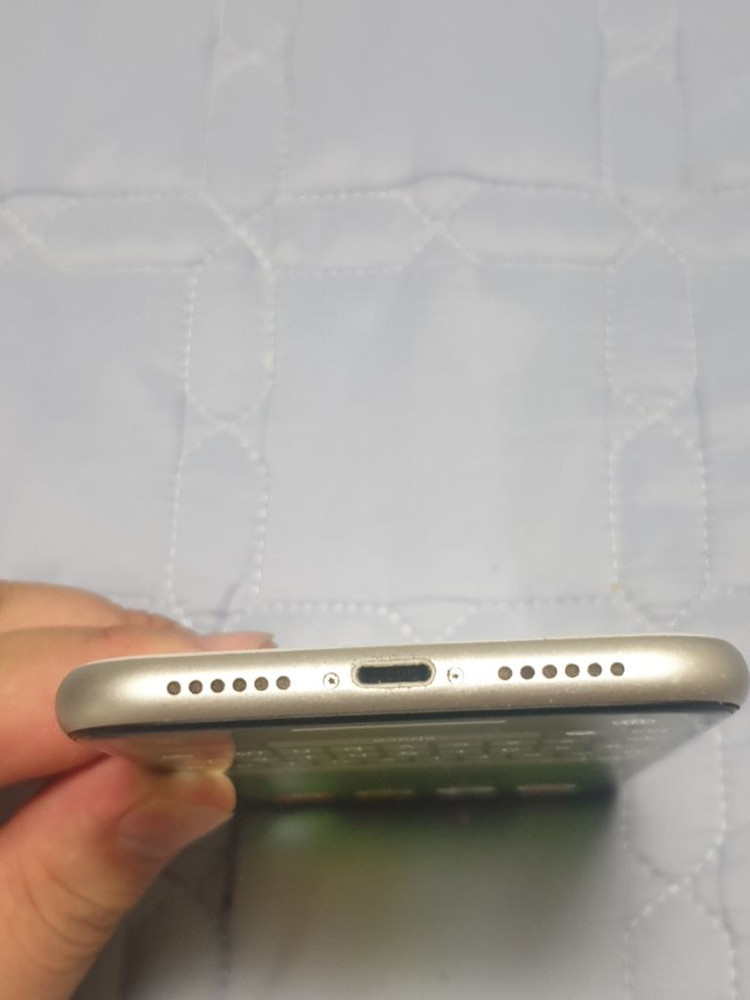 아이폰11 64g 화이트 팜니다--3