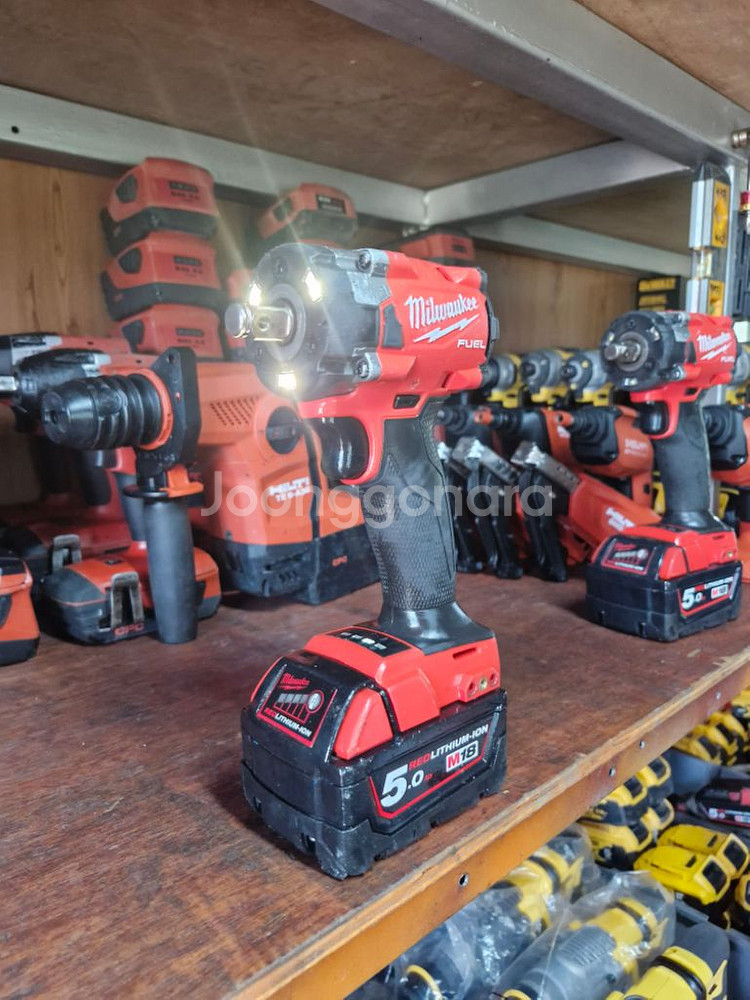 깔끔한 밀워키미드토크임팩렌치 FIW212 배터리포함--1