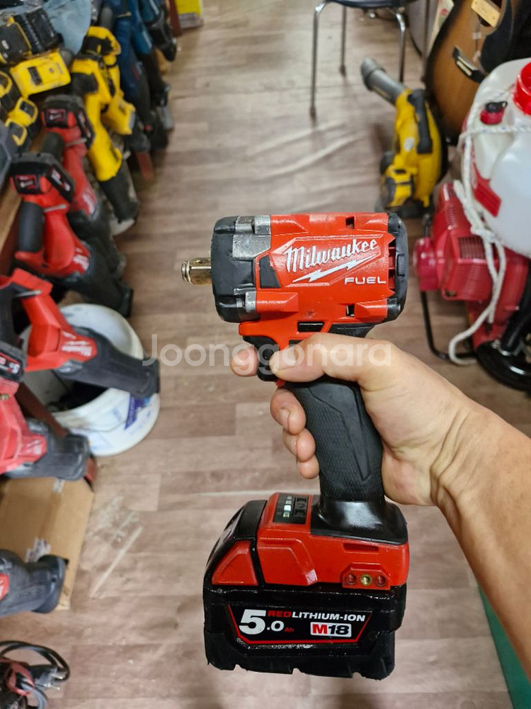 깔끔한 밀워키미드토크임팩렌치 FIW212 배터리포함--8