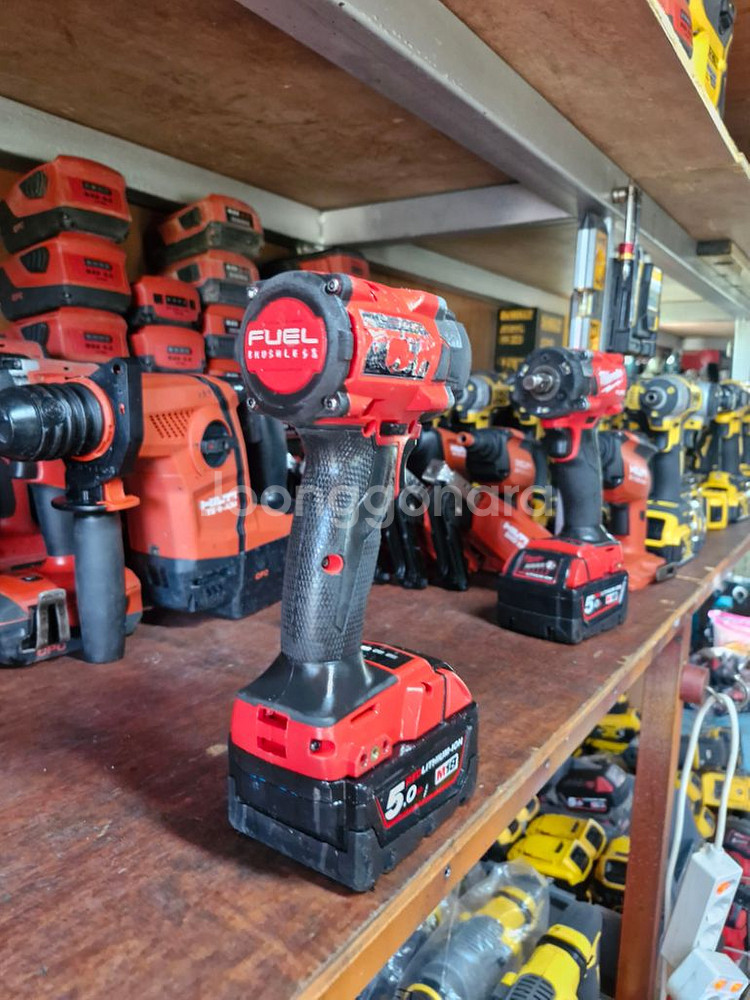 깔끔한 밀워키미드토크임팩렌치 FIW212 배터리포함--6