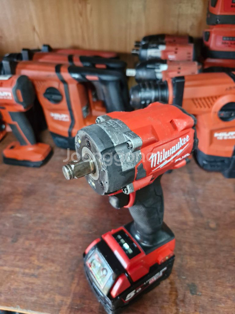 깔끔한 밀워키미드토크임팩렌치 FIW212 배터리포함--9