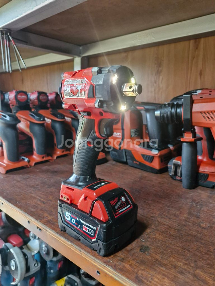 깔끔한 밀워키미드토크임팩렌치 FIW212 배터리포함--5