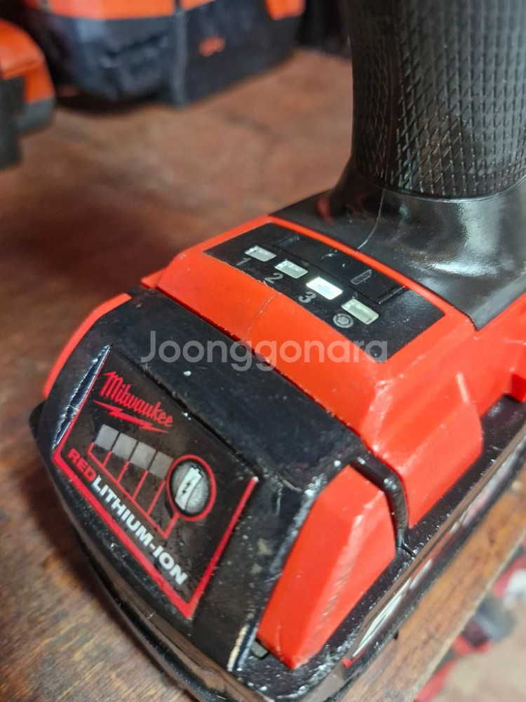 깔끔한 밀워키미드토크임팩렌치 FIW212 배터리포함--3