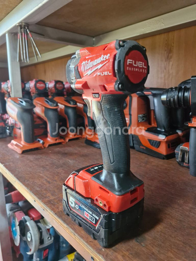 깔끔한 밀워키미드토크임팩렌치 FIW212 배터리포함--2