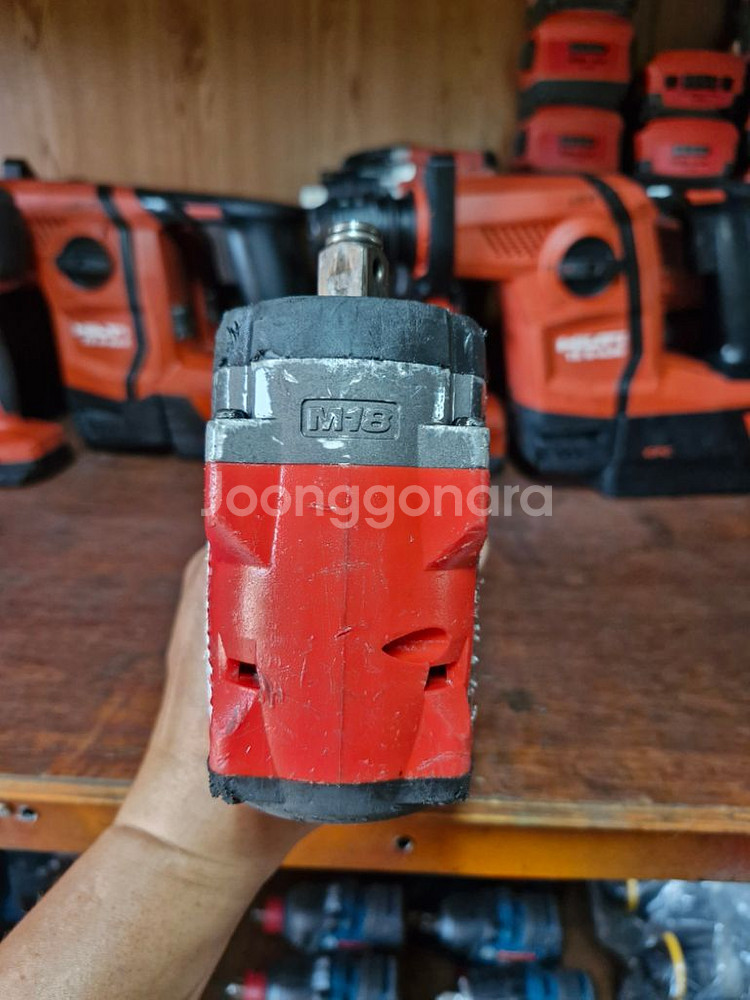 밀워키미드토크임팩렌치 FIW212 배터리포함--4