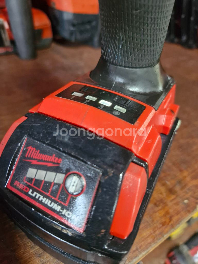 밀워키미드토크임팩렌치 FIW212 배터리포함--2