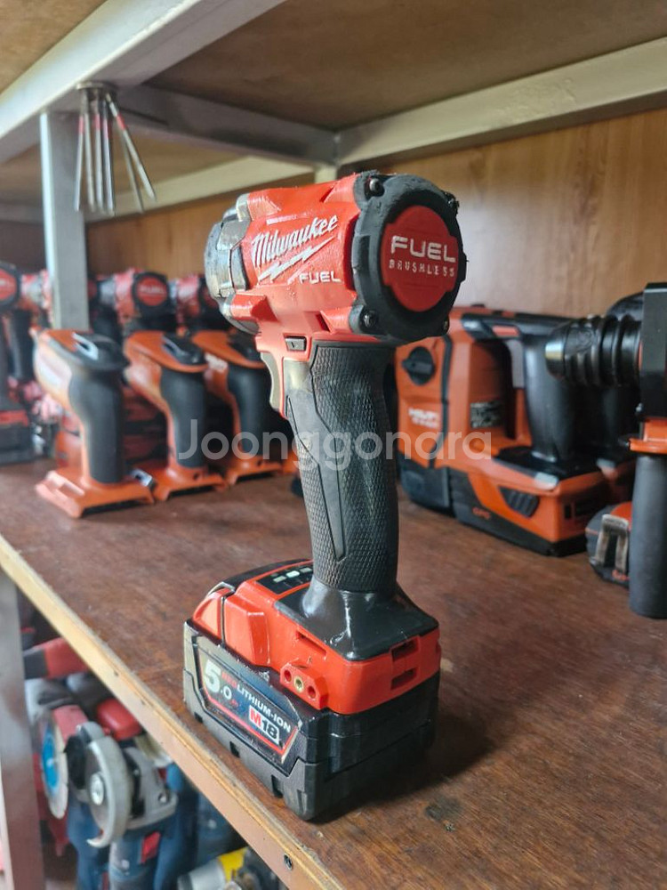 밀워키미드토크임팩렌치 FIW212 배터리포함--3