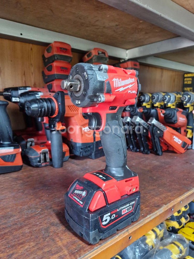 밀워키미드토크임팩렌치 FIW212 배터리포함--1