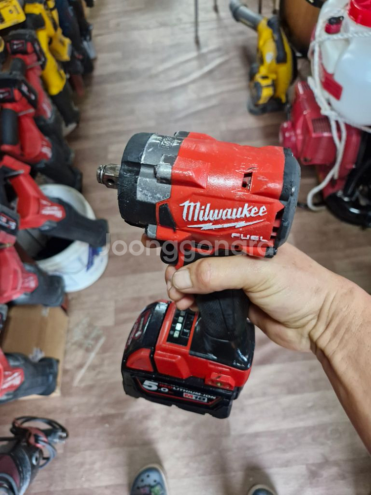밀워키미드토크임팩렌치 FIW212 배터리포함--6