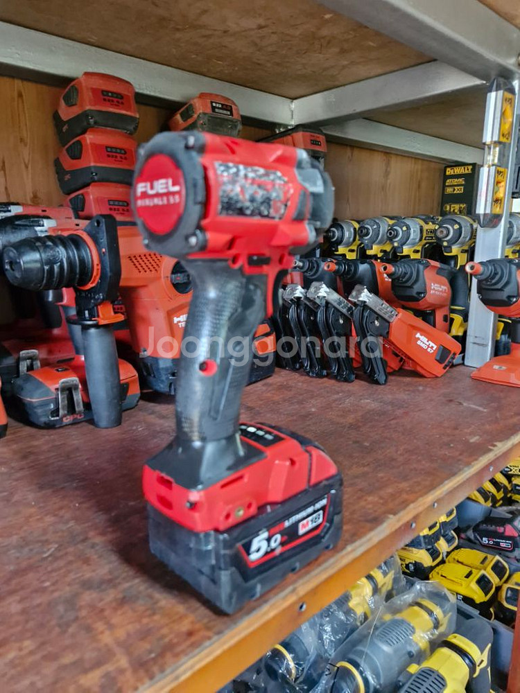 밀워키미드토크임팩렌치 FIW212 배터리포함--9