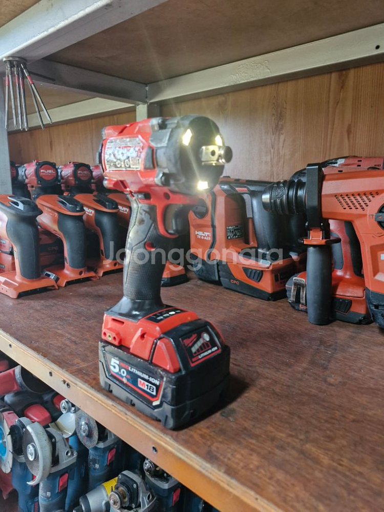 밀워키미드토크임팩렌치 FIW212 배터리포함--8