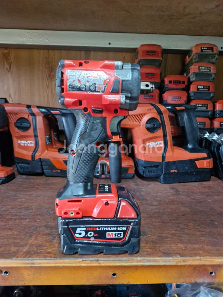 밀워키미드토크임팩렌치 FIW212 배터리포함--5