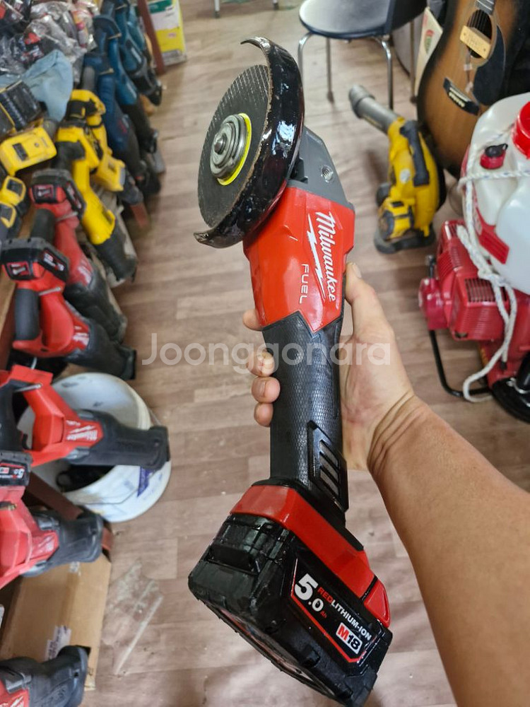 밀워키충전그라인더 M18 FSAG125X 속도조절.5--8