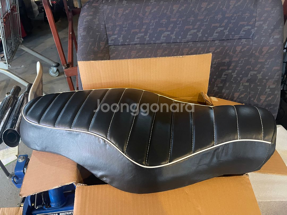 할리데이비슨 아이언 883. 시트--0