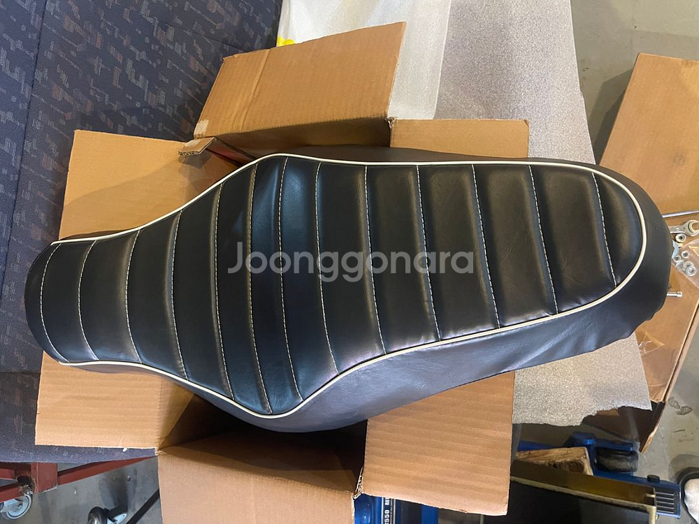 할리데이비슨 아이언 883. 시트--1